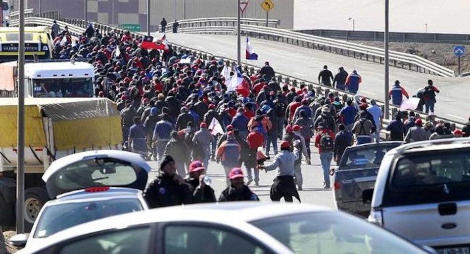 Chile: Huelguistas de mina Escondida bloquean caminos a 21 días del conflicto