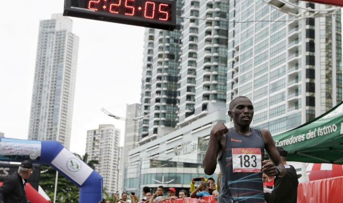 Keniano Simon Kariuki gana el Maratón de Panamá