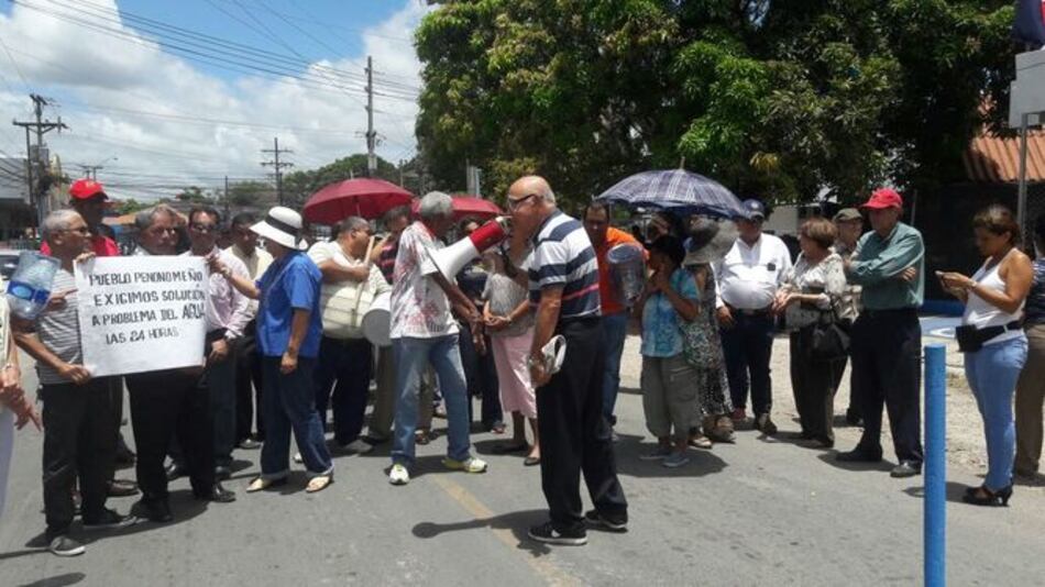 Penonomeños protestan ante la falta de agua por cuarto día consecutivo