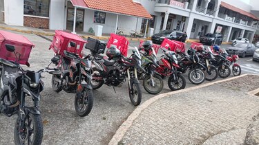 Motorizados de PedidosYa reclaman más ingresos; Mitradel cuestiona protesta 