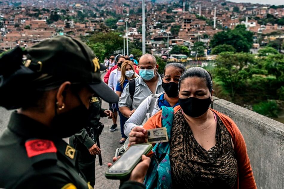 Colombia extiende el confinamiento en medio de disparadas de muertes y contagios