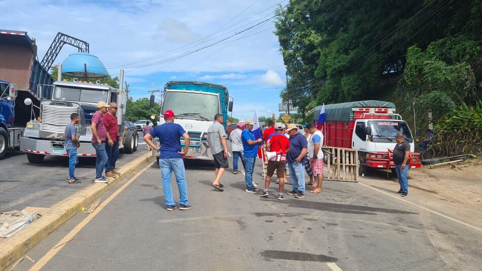 Cierres afectan la atención de salud en Azuero; productores regalan la leche