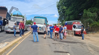 Cierres afectan la atención de salud en Azuero; productores regalan la leche