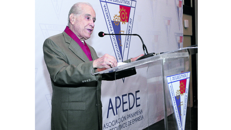 Galardonan a Luis H. Moreno por su ética