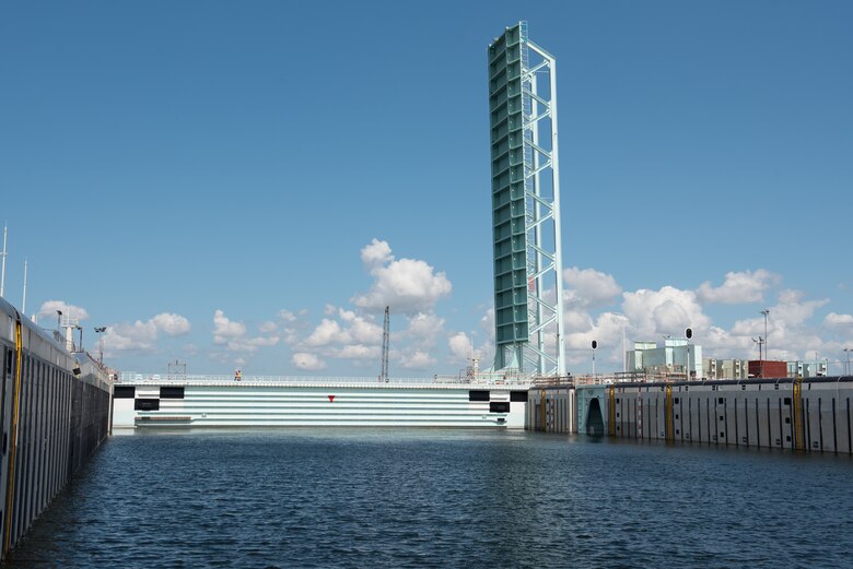 Países Bajos y Bélgica inauguran la megaesclusa Terneuzen, comparable a las del Canal de Panamá