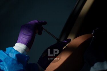 Dos dosis de AstraZeneca protegen en hasta 90% de síntomas de la Covid-19
