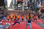 Millones de personas participan en primer Día Internacional del Yoga