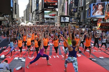Millones de personas participan en primer Día Internacional del Yoga