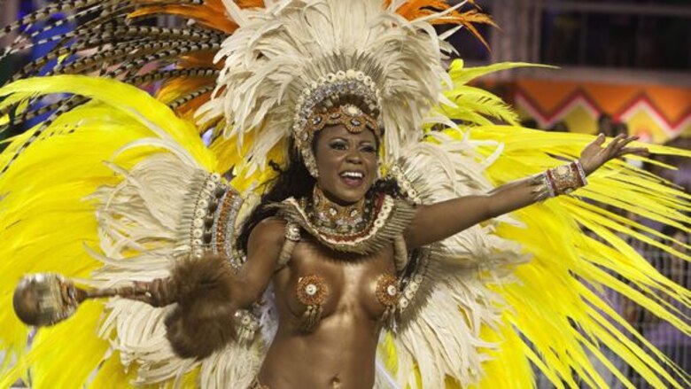 De comparsa en comparsa los brasileños se divierten en una fiesta sin tregua