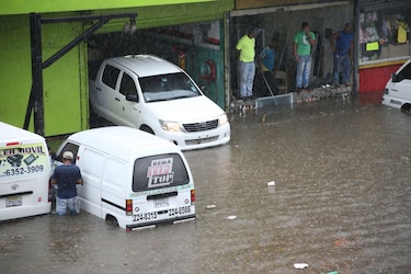 Se inundan varios sectores de la capital tras fuerte aguacero