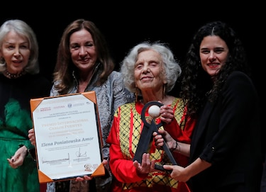 Elena Poniatowska celebra el premio Carlos Fuentes