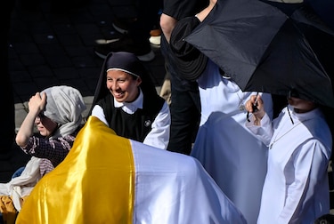 Fumata blanca en el Vaticano: los cardenales eligen nuevo papa