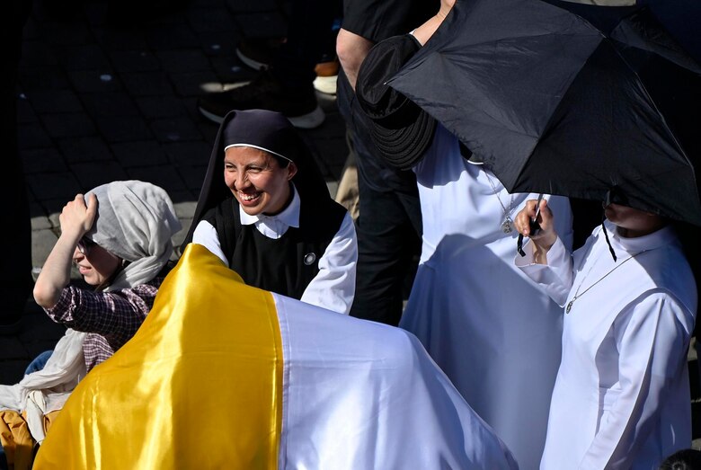 Fumata blanca en el Vaticano: los cardenales eligen nuevo papa