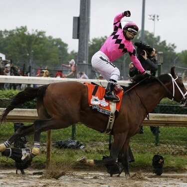Luis Sáez domina con Maximum Security en el Derby de Kentucky, pero lo descalifican