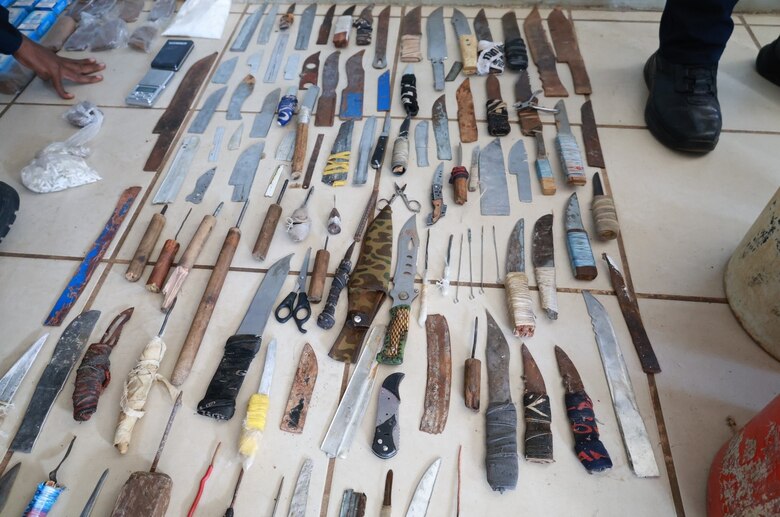 Requisa en La Joya: tres pistolas, municiones, 100 celulares, droga y $3 mil en efectivo fueron decomisados