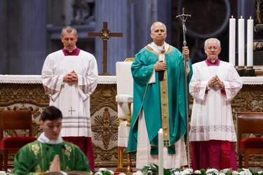 León XIV almuerza con cientos de pobres y un grupo de transexuales latinoamericanas