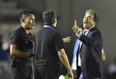 Director técnico de Honduras se disculpa tras pleito con Bolillo Gómez