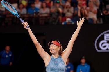 Sharapova elimina a la campeona Wozniacki en el Abierto de Australia