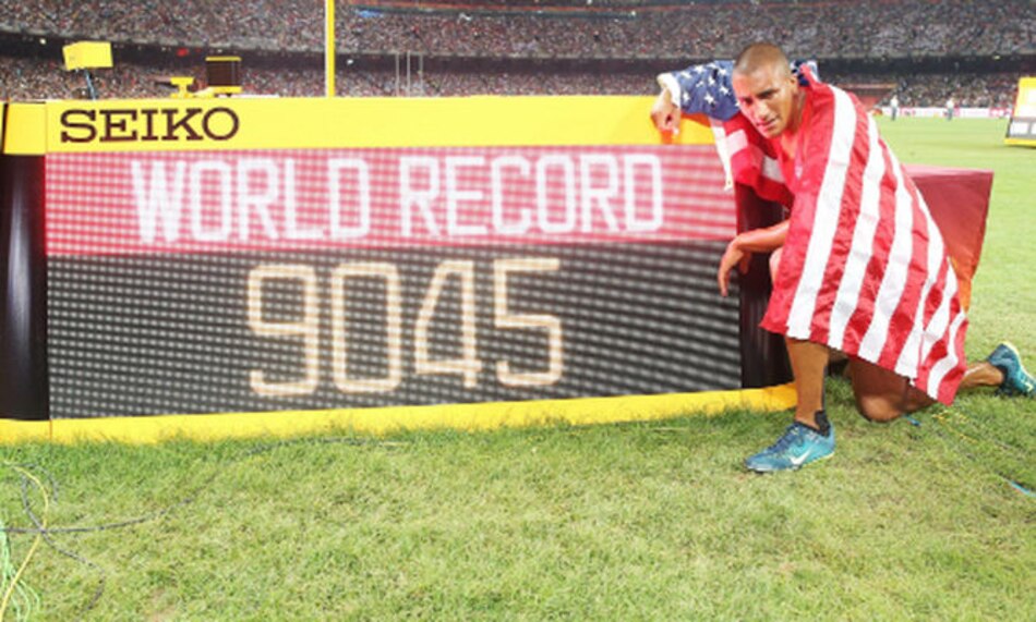Ashton Eaton bate su récord mundial en el decatlón