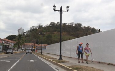 Cierran aceras de Amador
