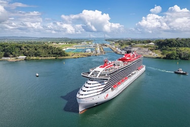 El crucero Brilliant Lady cruza el Canal y saluda con un ‘Qué Xopa’ en Colón