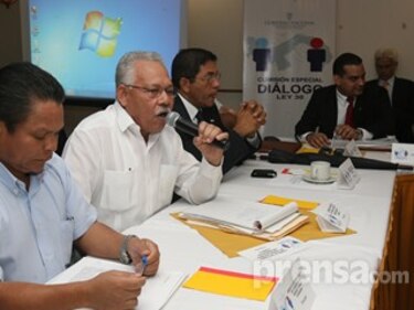 Mesa de diálogo logra acuerdos en 32 artículos; faltan 9