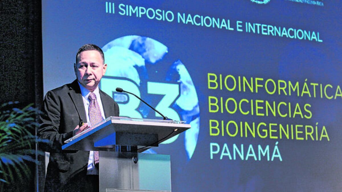 El Dr. Miguel Pérez Pinzón, Dr. Manuel Rivas, Dra. Anna Stewart-Ibarra y Dr. Rolando Gittens.