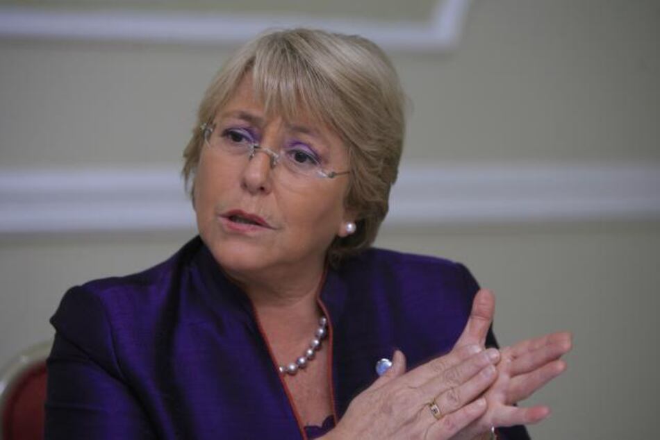 Bachelet niega giro a la izquierda tras recibir apoyo de comunistas