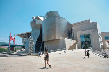 El Guggenheim, el primer gran museo en reabrir en España