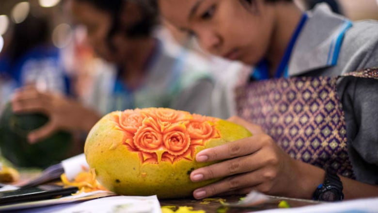 La escultura de frutas, un arte minucioso tradicional en Tailandia