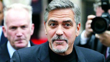 Clooney visita café social en Escocia
