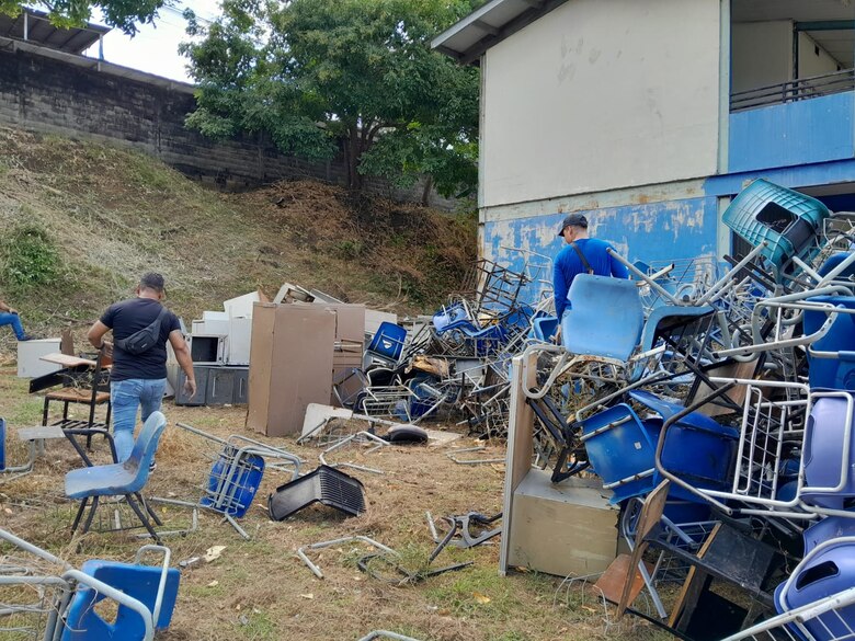 Descarte masivo en 406 escuelas: proyectan eliminar más de 100 toneladas de material obsoleto