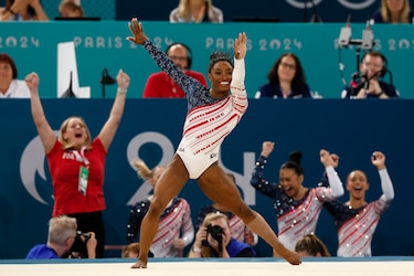 Simone Biles conduce a Estados Unidos al oro por equipos; históricas medallas de Italia y Brasil