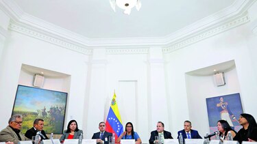Constituyentes avanzan en su agenda contra los opositores