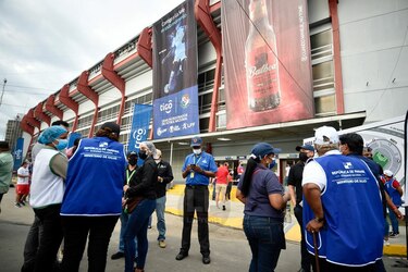 Autoridades verifican que aficionados cumplan con los requisitos para ingresar al Rommel Fernández