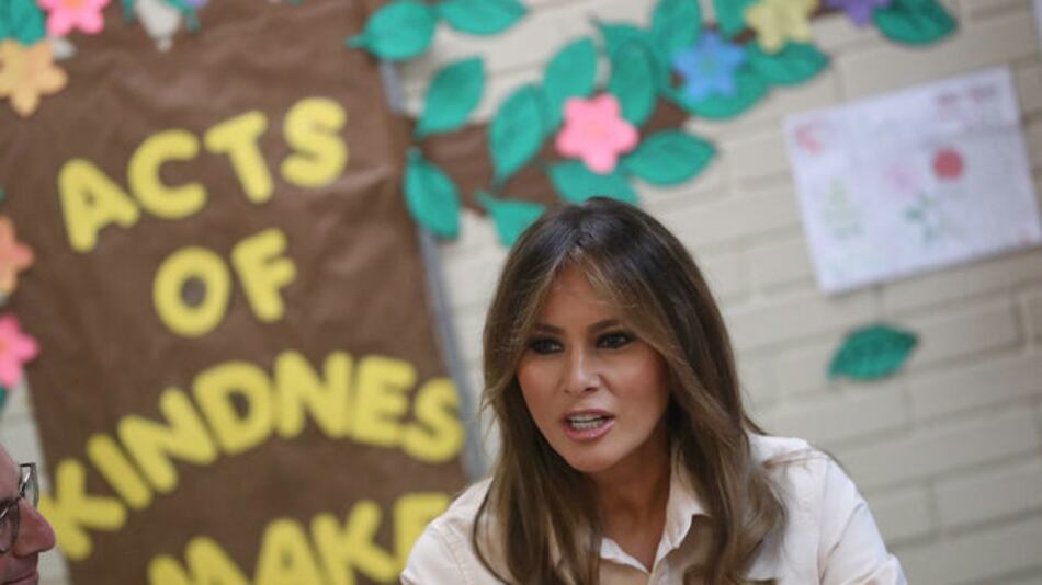 Melania Trump visita a niños migrantes detenidos en Texas