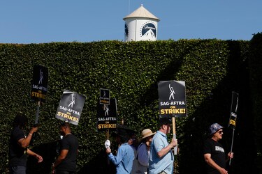 Los actores de Hollywood vuelven a negociar con los estudios mientras siguen los piquetes