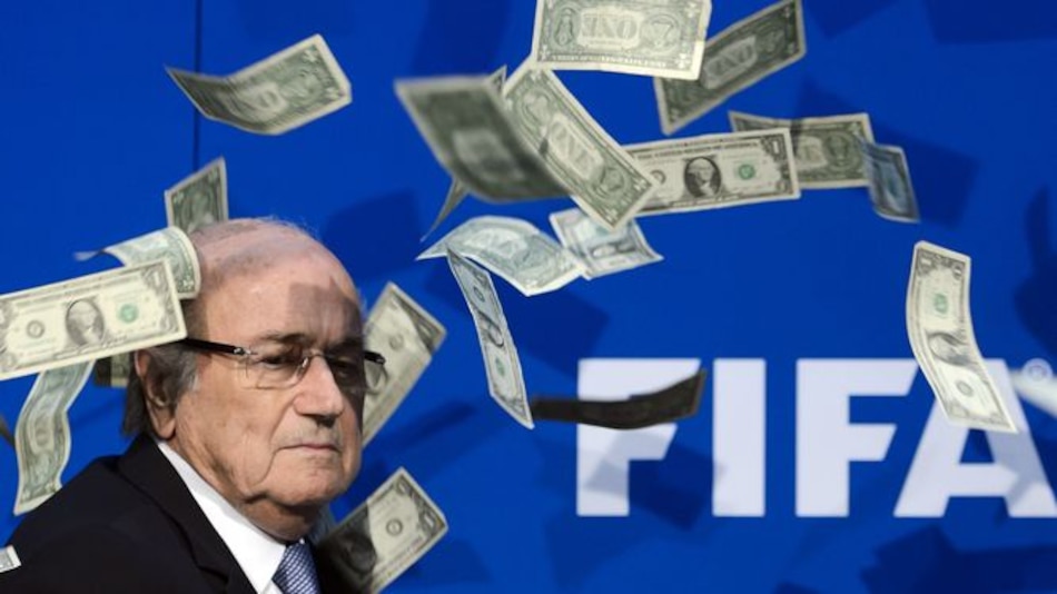 Un cómico británico arroja billetes sobre Blatter en conferencia de prensa