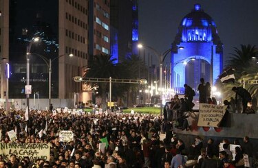 Miles de mexicanos protestan por 43 estudiantes desaparecidos