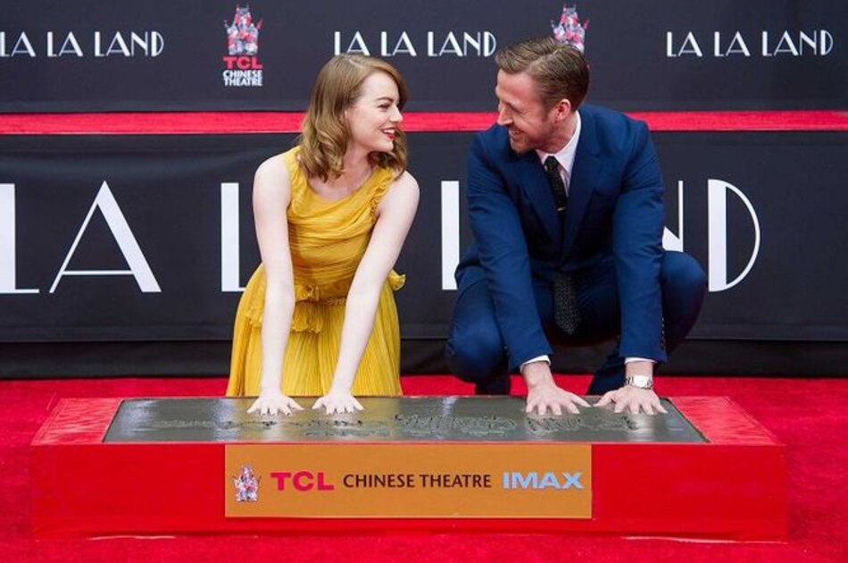 Ryan Gosling y Emma Stone eternizan sus huellas en el cemento de Hollywood