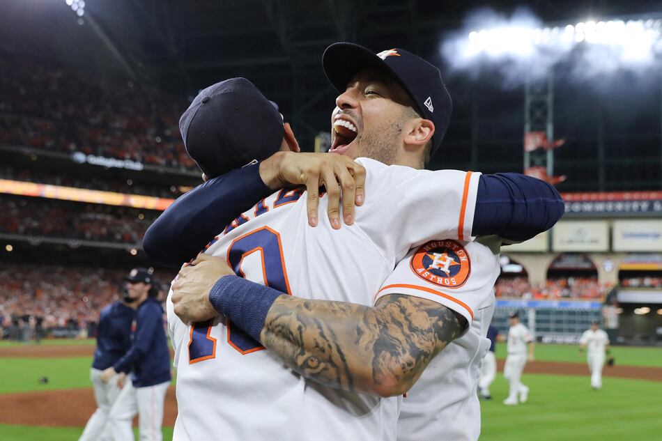 Astros de Houston vencen a Boston y regresan a la Serie Mundial de béisbol
