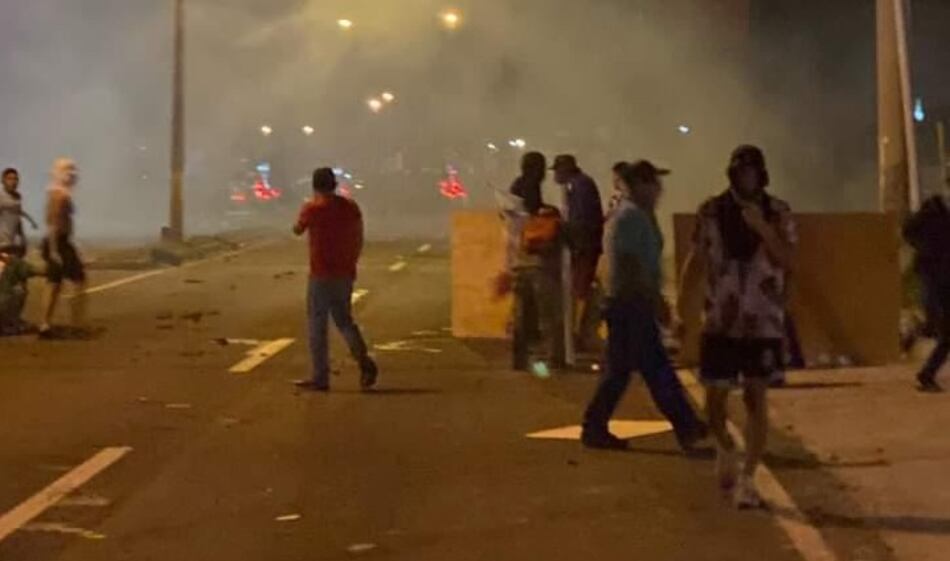 Protestas en Santiago contra la minería se extienden hasta la madrugada: disparos, vehículos incendiados, varios detenidos y cierre de vías 