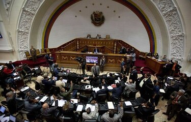 Congreso aprueba ley para impulsar referendo contra presidente Maduro