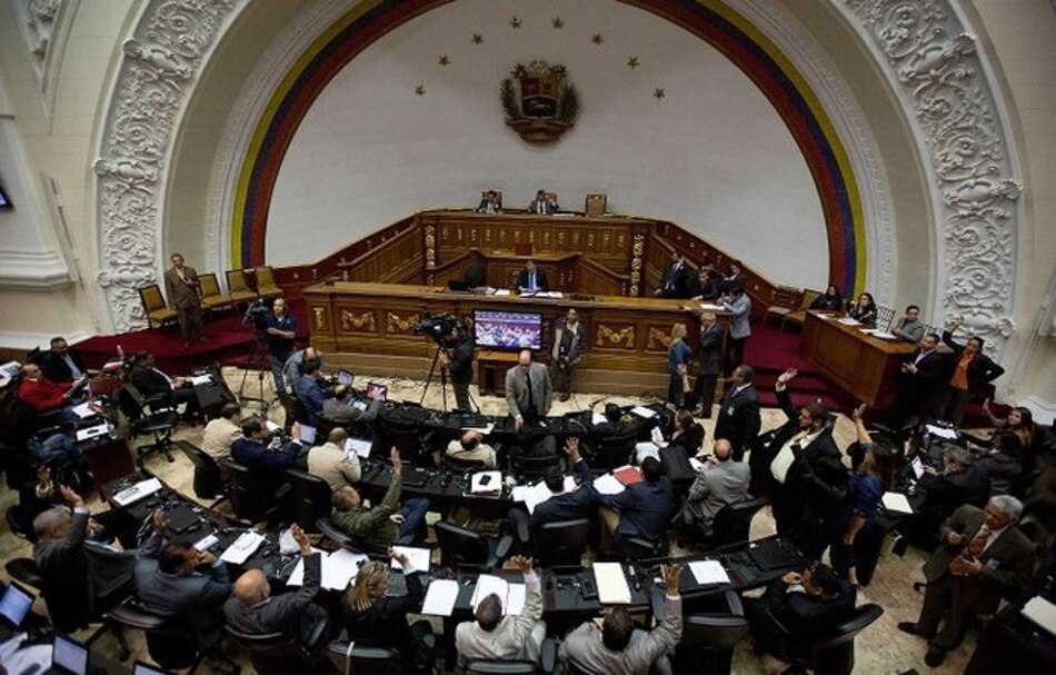 Congreso aprueba ley para impulsar referendo contra presidente Maduro