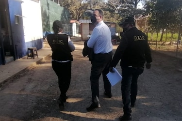 Exministro guatemalteco buscado por trama de sobornos se entrega a la justicia