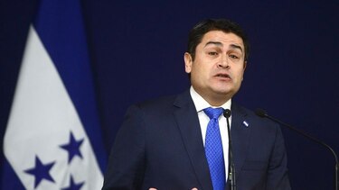 Miles de personas bloquean carreteras para exigir que se instale una comisión contra la corrupción