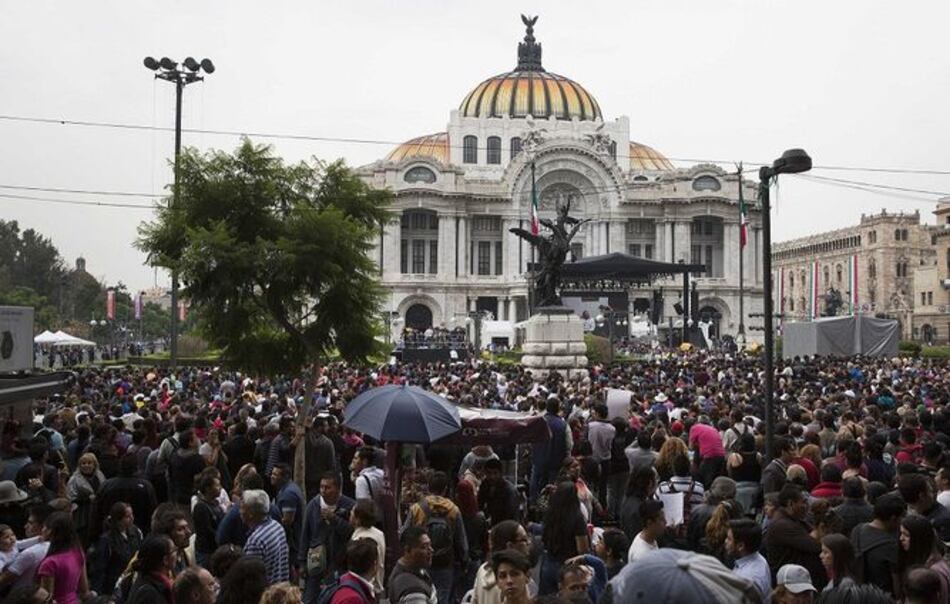 En el Palacio de Bellas Artes 700 mil personas rinden homenaje a Juan Gabriel