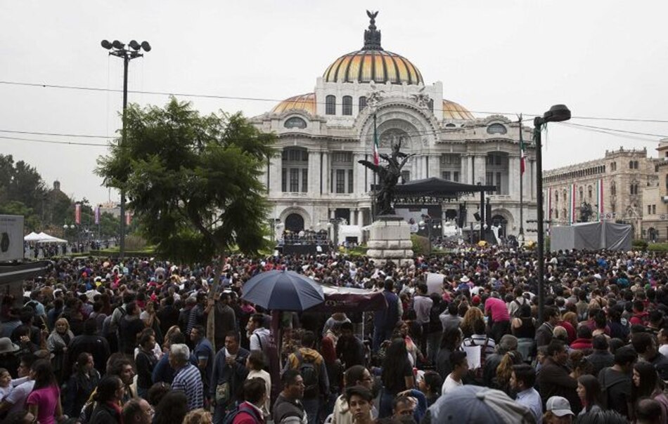 En el Palacio de Bellas Artes 700 mil personas rinden homenaje a Juan Gabriel