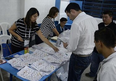 Cuentan votos tras cierre de los centros electorales