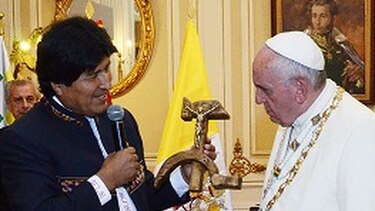 Evo Morales y el Papa intercambian obsequios en el Palacio de Gobierno